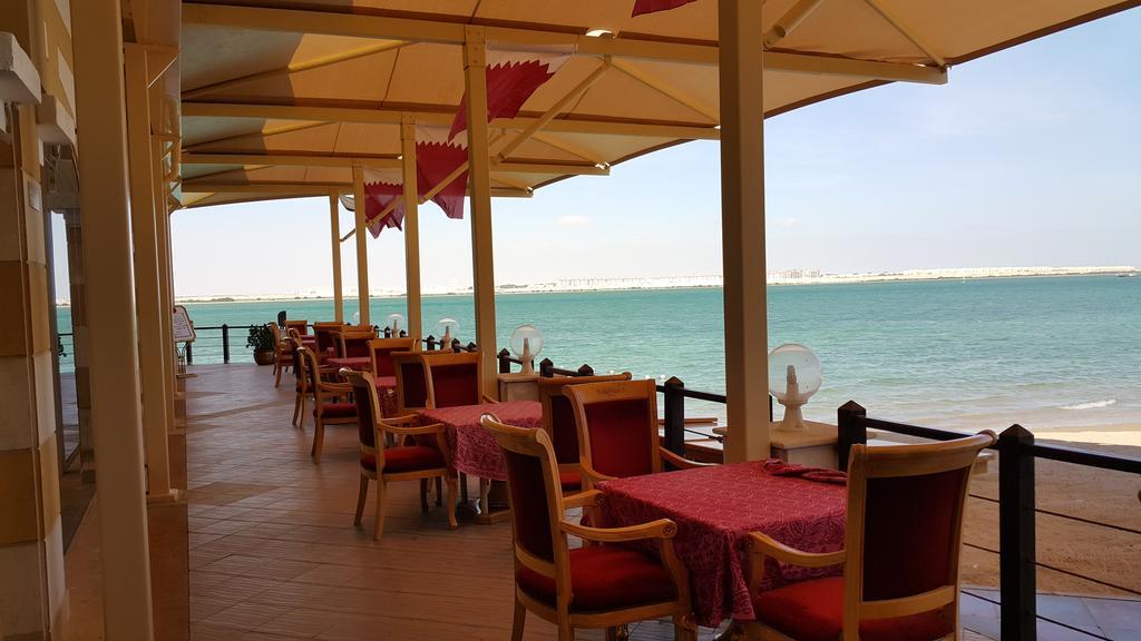 Tio Sea Resort Jor Exterior foto A restaurant in Al-Shaqra