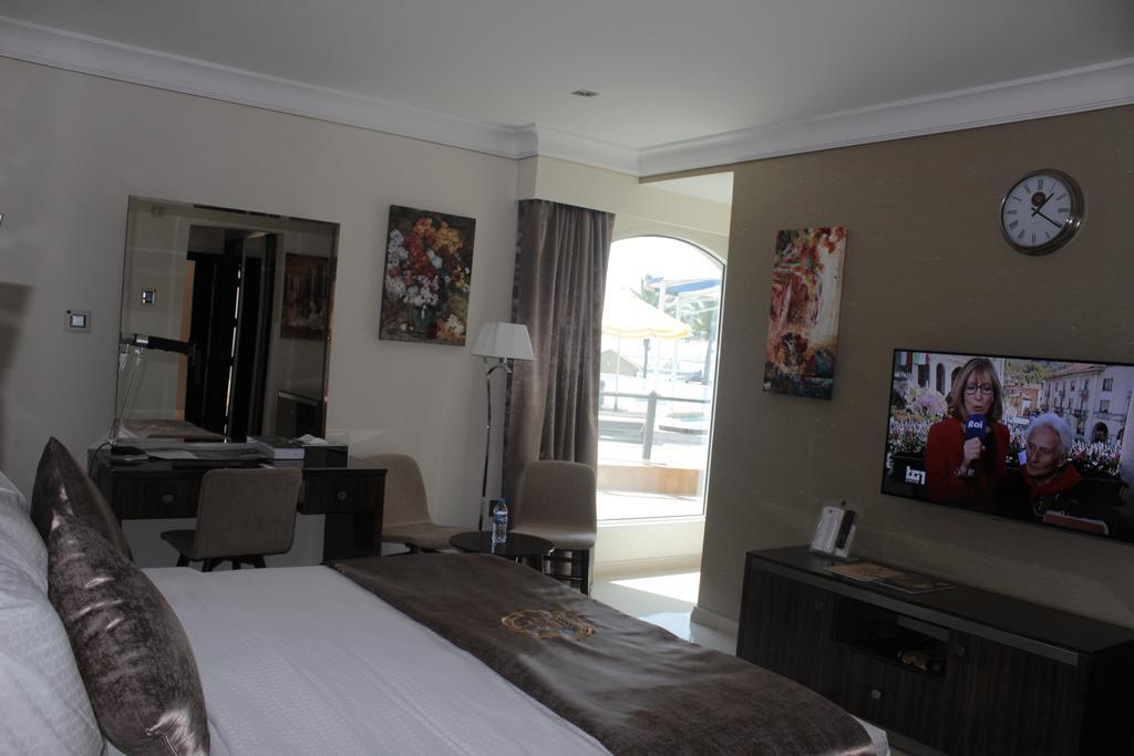Tio Sea Resort Jor Exterior foto A room at the hotel