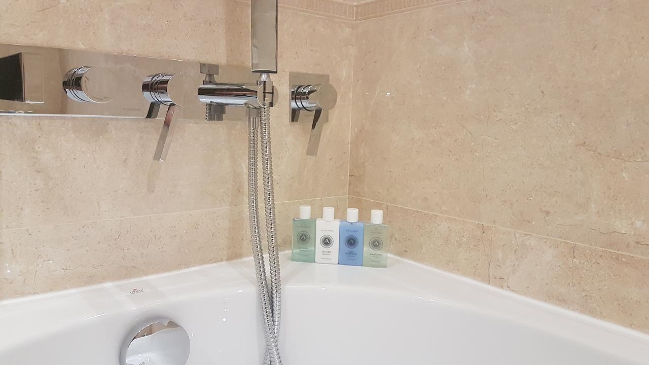 Tio Sea Resort Jor Exterior foto A shower hose
