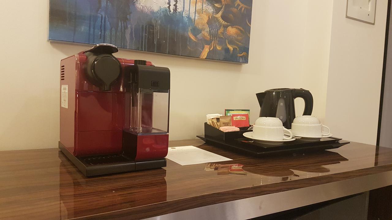 Tio Sea Resort Jor Exterior foto A Nespresso coffee machine in a hotel room