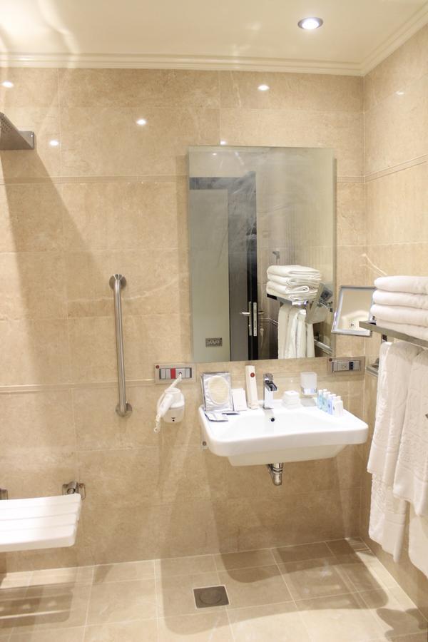 Tio Sea Resort Jor Exterior foto Bathroom in a hotel room