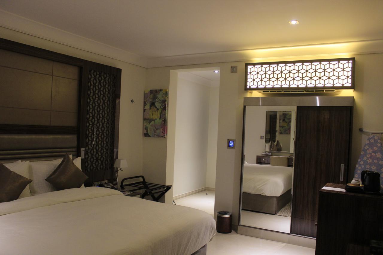 Tio Sea Resort Jor Exterior foto A room at the hotel