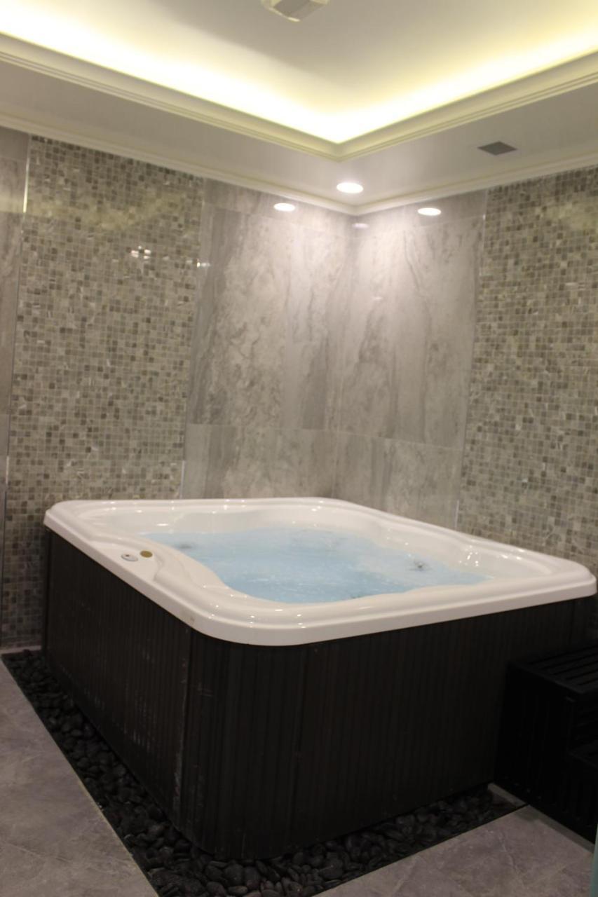 Tio Sea Resort Jor Exterior foto A hot tub