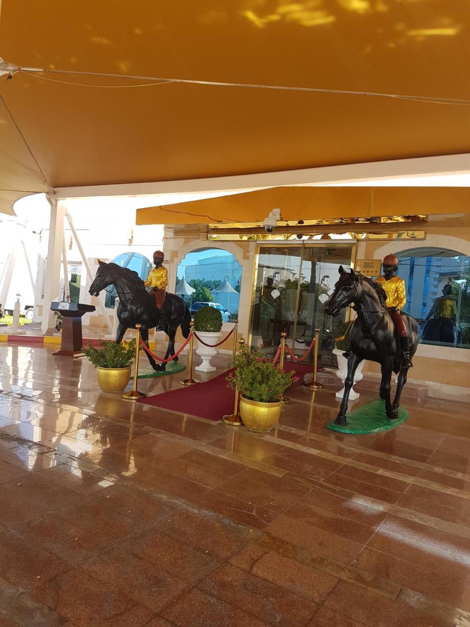 Tio Sea Resort Jor Exterior foto Entrance of the Meydan Grandstand