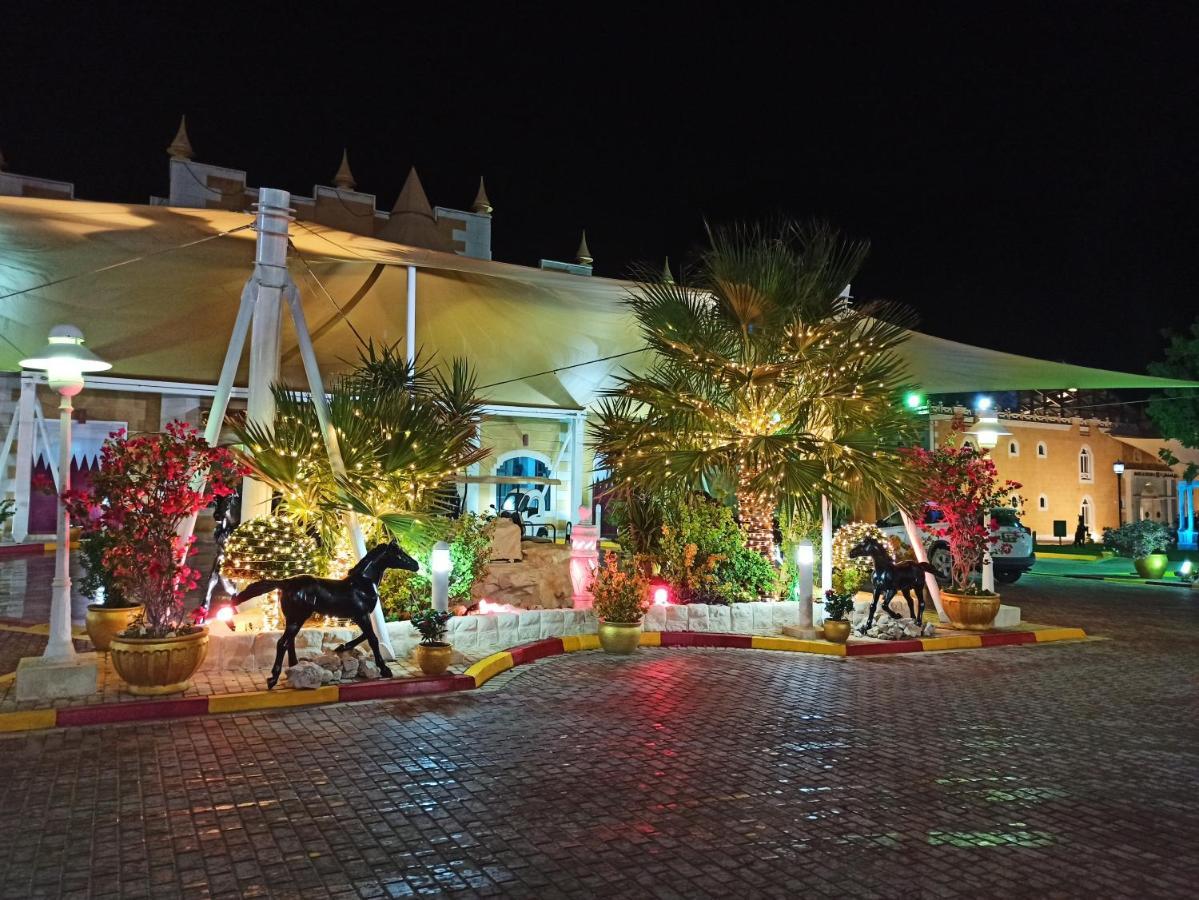 Tio Sea Resort Jor Exterior foto Al Shaqab at night