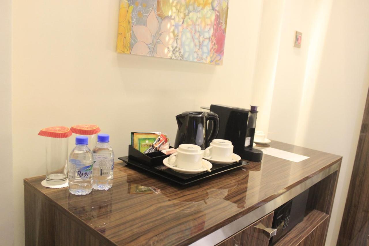 Tio Sea Resort Jor Exterior foto A coffee and tea tray in a hotel room