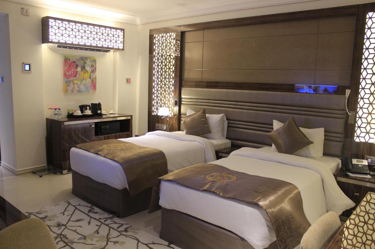 Tio Sea Resort Jor Exterior foto A room at the hotel